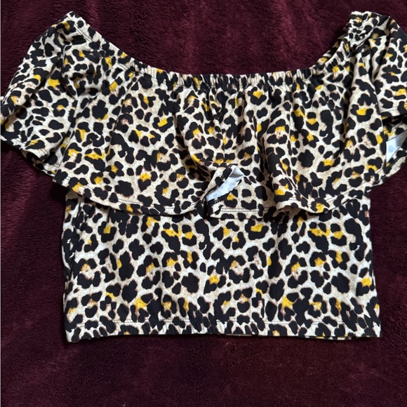 Women Feathers brand leopard 2 piece set. - Picture 5 of 7